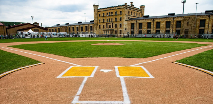 Kupillinen kunnareita - Baseballia kaltereiden takana